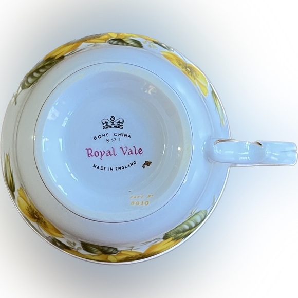 ROYAL VALE Bone China TEACUP & SAUCER. Patt No. 8610. Made in England. - Picture 5 of 7